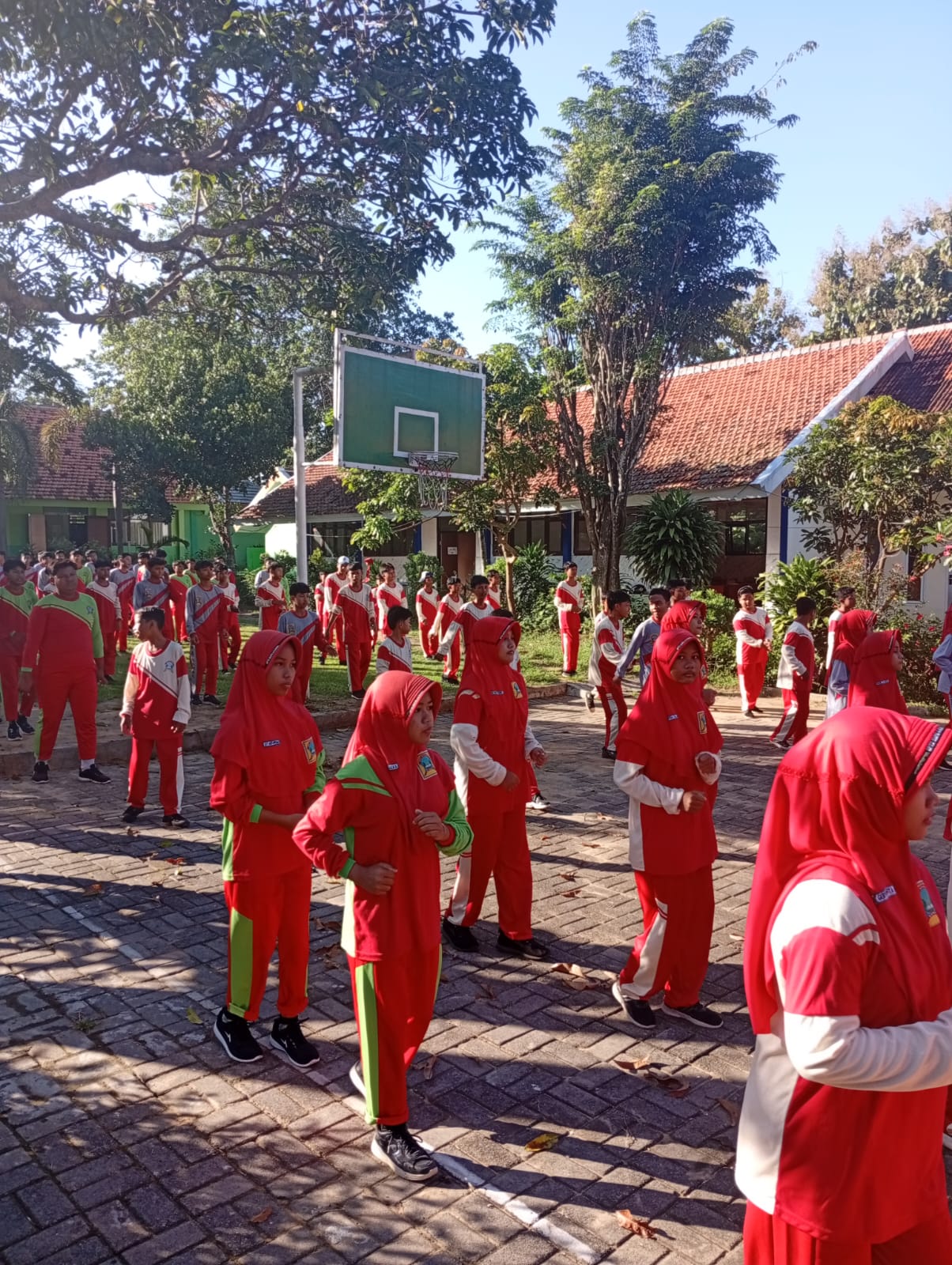 Semangat Sehat dan Peduli Lingkungan, SMP Negeri 4 Kamal Gelar Senam Sehat dan Aksi Bersih Sekolah  SMP Negeri 4 Kamal, 4 April 2026